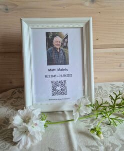 Tulostettu QR-koodi kehyksissä